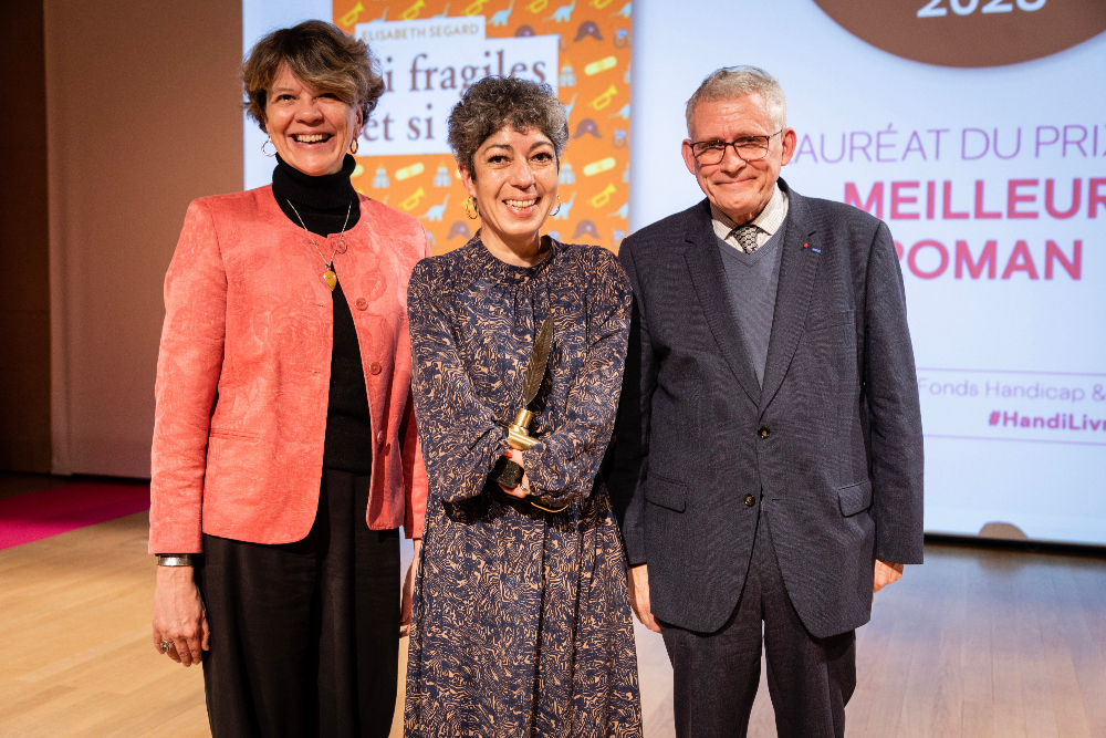 Elisabeth Segard reçoit le prix du meilleur Roman lors de la cérémonie du Prix Handi-Livres 2023